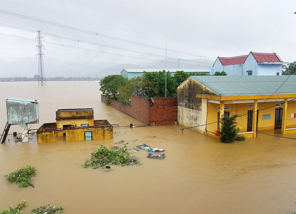 Hơn 15.000 ngôi nhà ở rốn lũ Đại Lộc ngập sâu trong nước
