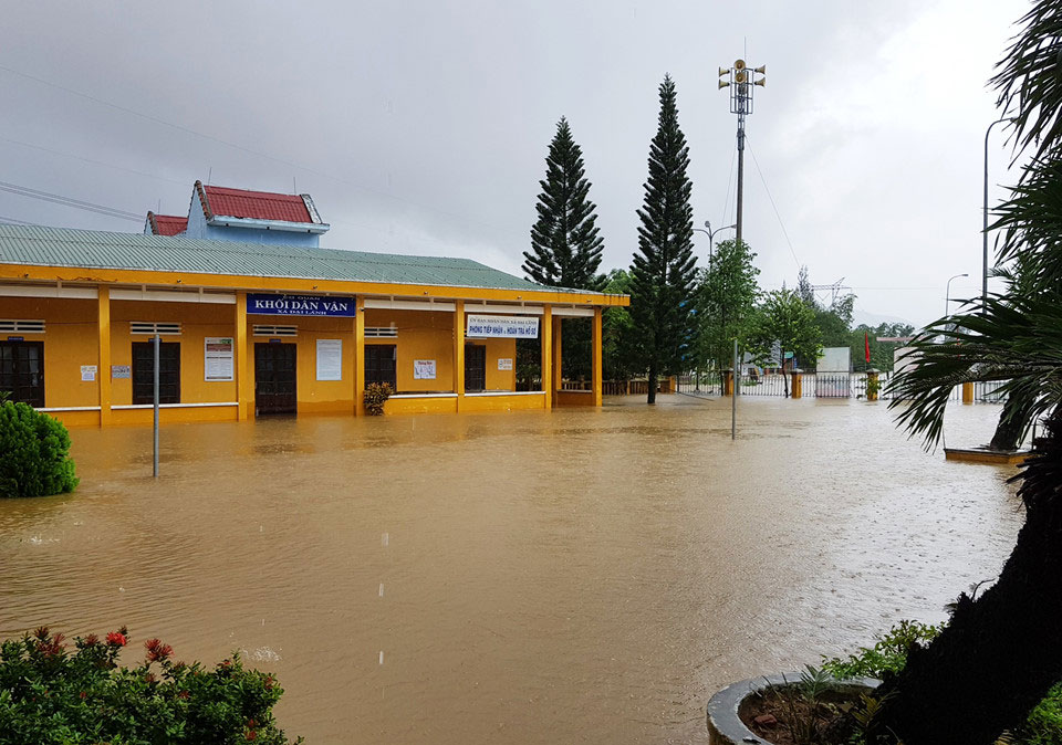 Hơn 15.000 ngôi nhà ở rốn lũ Đại Lộc ngập sâu trong nước