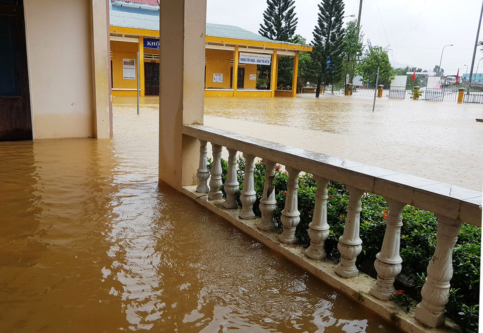 Hơn 15.000 ngôi nhà ở rốn lũ Đại Lộc ngập sâu trong nước