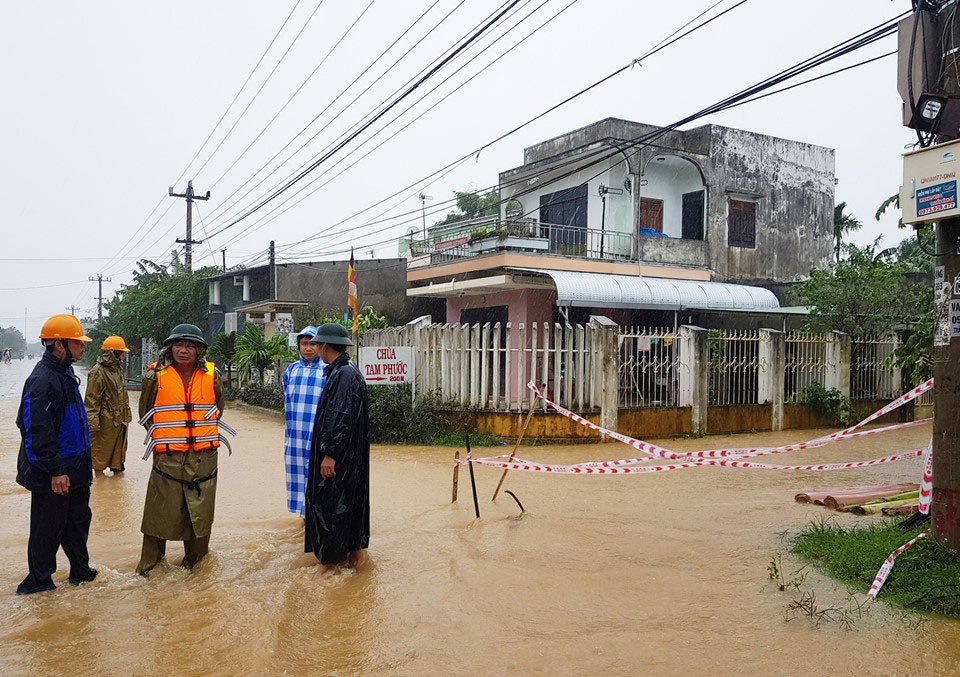 Hơn 15.000 ngôi nhà ở rốn lũ Đại Lộc ngập sâu trong nước