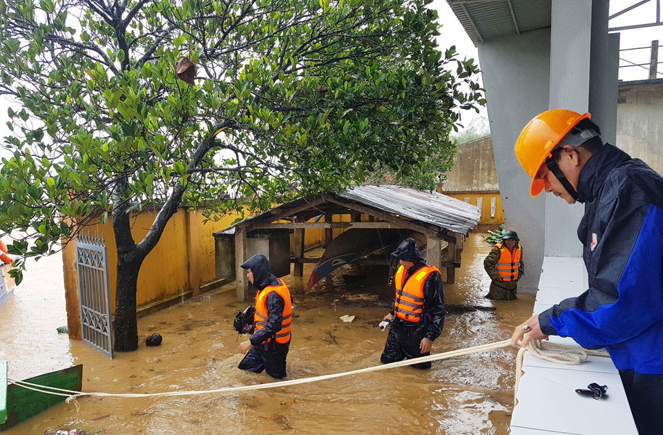 Hơn 15.000 ngôi nhà ở rốn lũ Đại Lộc ngập sâu trong nước