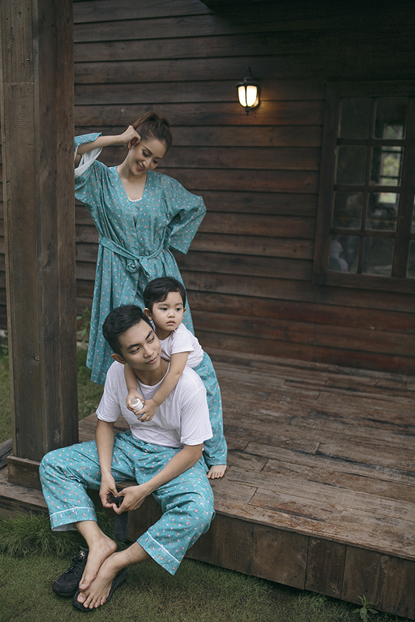 Vợ chồng Khánh Thi mặc đồ ngủ ton-sur-ton với con trai