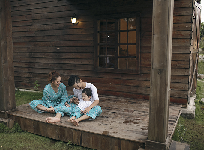 Vợ chồng Khánh Thi mặc đồ ngủ ton-sur-ton với con trai