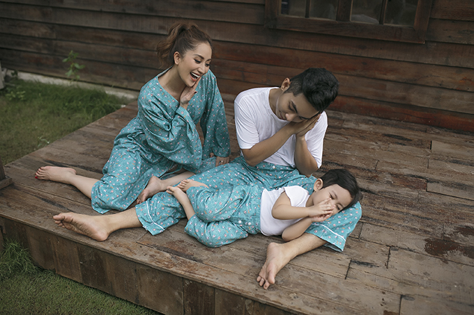 Vợ chồng Khánh Thi mặc đồ ngủ ton-sur-ton với con trai