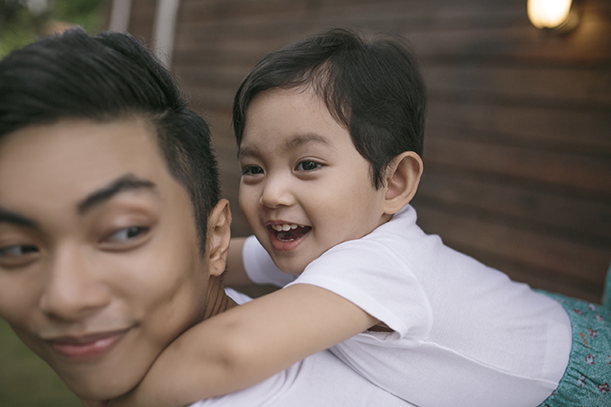 Vợ chồng Khánh Thi mặc đồ ngủ ton-sur-ton với con trai