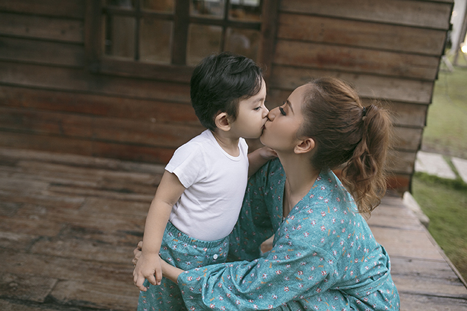 Vợ chồng Khánh Thi mặc đồ ngủ ton-sur-ton với con trai