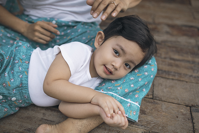 Vợ chồng Khánh Thi mặc đồ ngủ ton-sur-ton với con trai