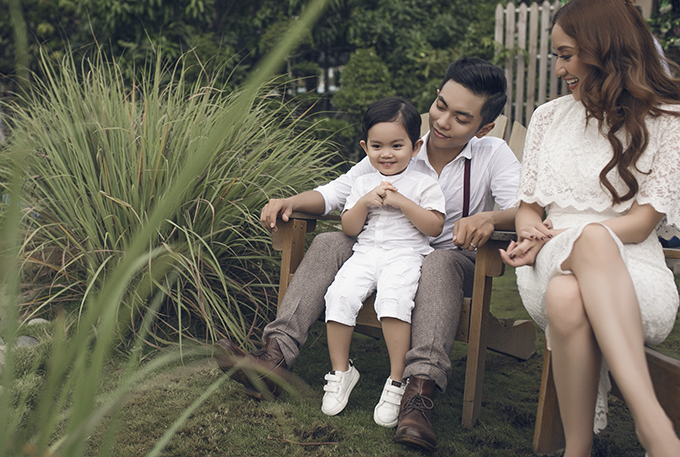 Vợ chồng Khánh Thi mặc đồ ngủ ton-sur-ton với con trai