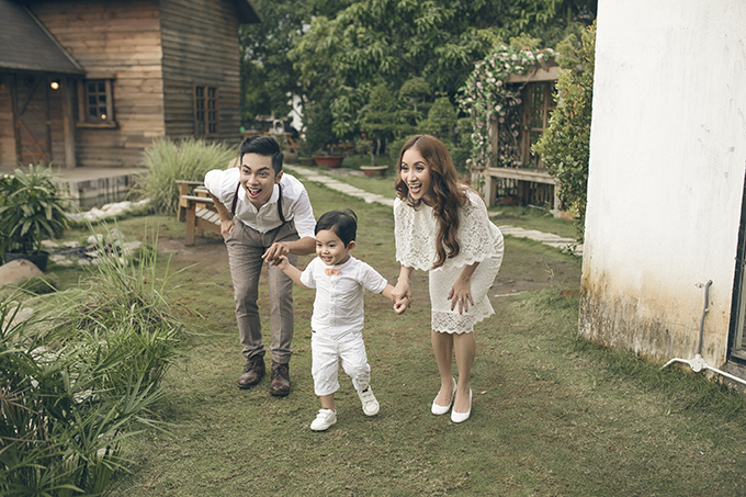 Vợ chồng Khánh Thi mặc đồ ngủ ton-sur-ton với con trai