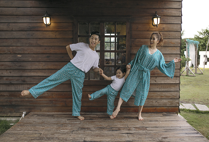 Vợ chồng Khánh Thi mặc đồ ngủ ton-sur-ton với con trai