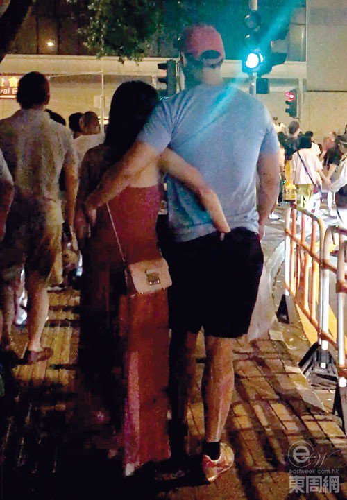 Sờ soạng vòng ba của bạn trai giữa phố, kiều nữ TVB hứng trọn gạch đá