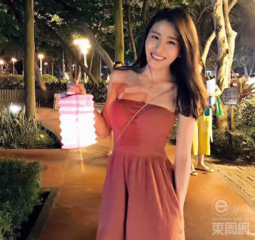Sờ soạng vòng ba của bạn trai giữa phố, kiều nữ TVB hứng trọn gạch đá Sờ soạng vòng ba của bạn trai giữa phố, kiều nữ TVB hứng trọn gạch đá