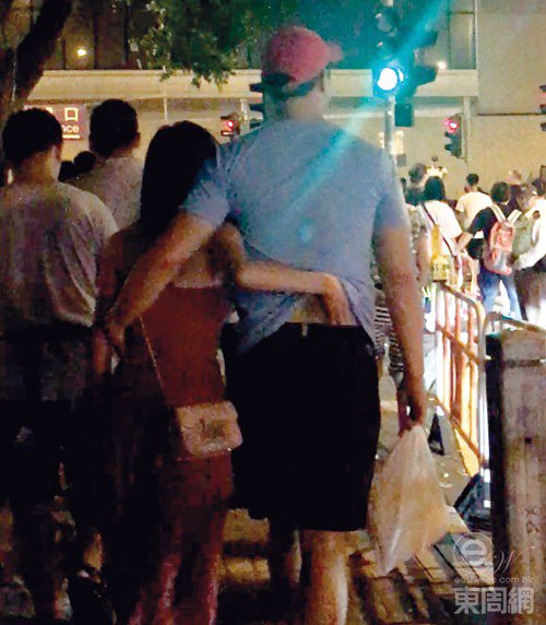 Sờ soạng vòng ba của bạn trai giữa phố, kiều nữ TVB hứng trọn gạch đá