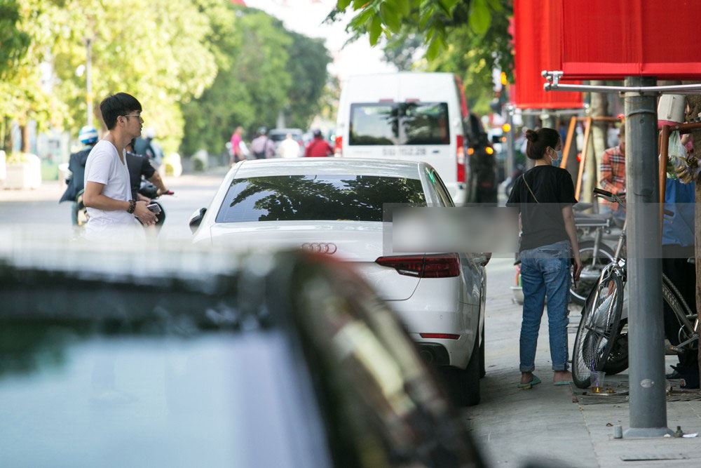 Midu tiếp tục bị bắt gặp thân thiết với bạn thân của Phan Thành trên phố