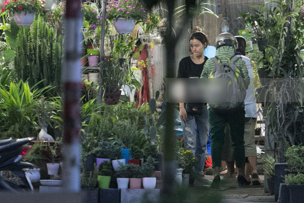 Midu tiếp tục bị bắt gặp thân thiết với bạn thân của Phan Thành trên phố