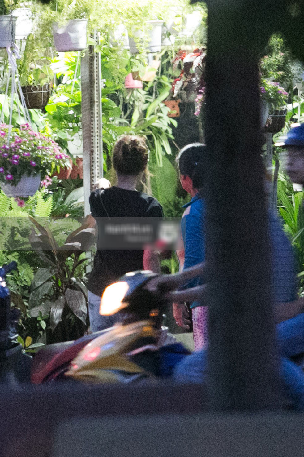 Midu tiếp tục bị bắt gặp thân thiết với bạn thân của Phan Thành trên phố