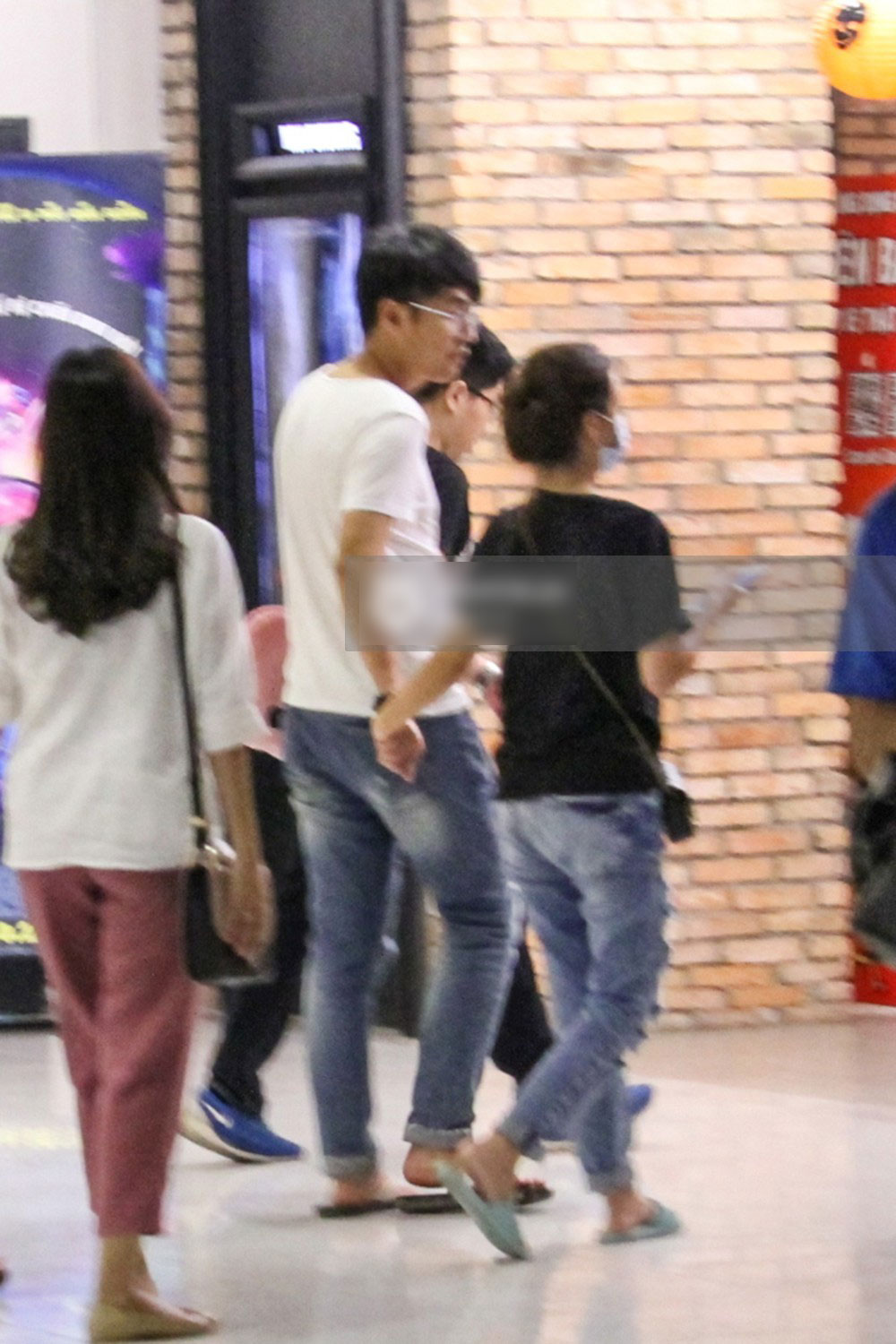 Midu tiếp tục bị bắt gặp thân thiết với bạn thân của Phan Thành trên phố