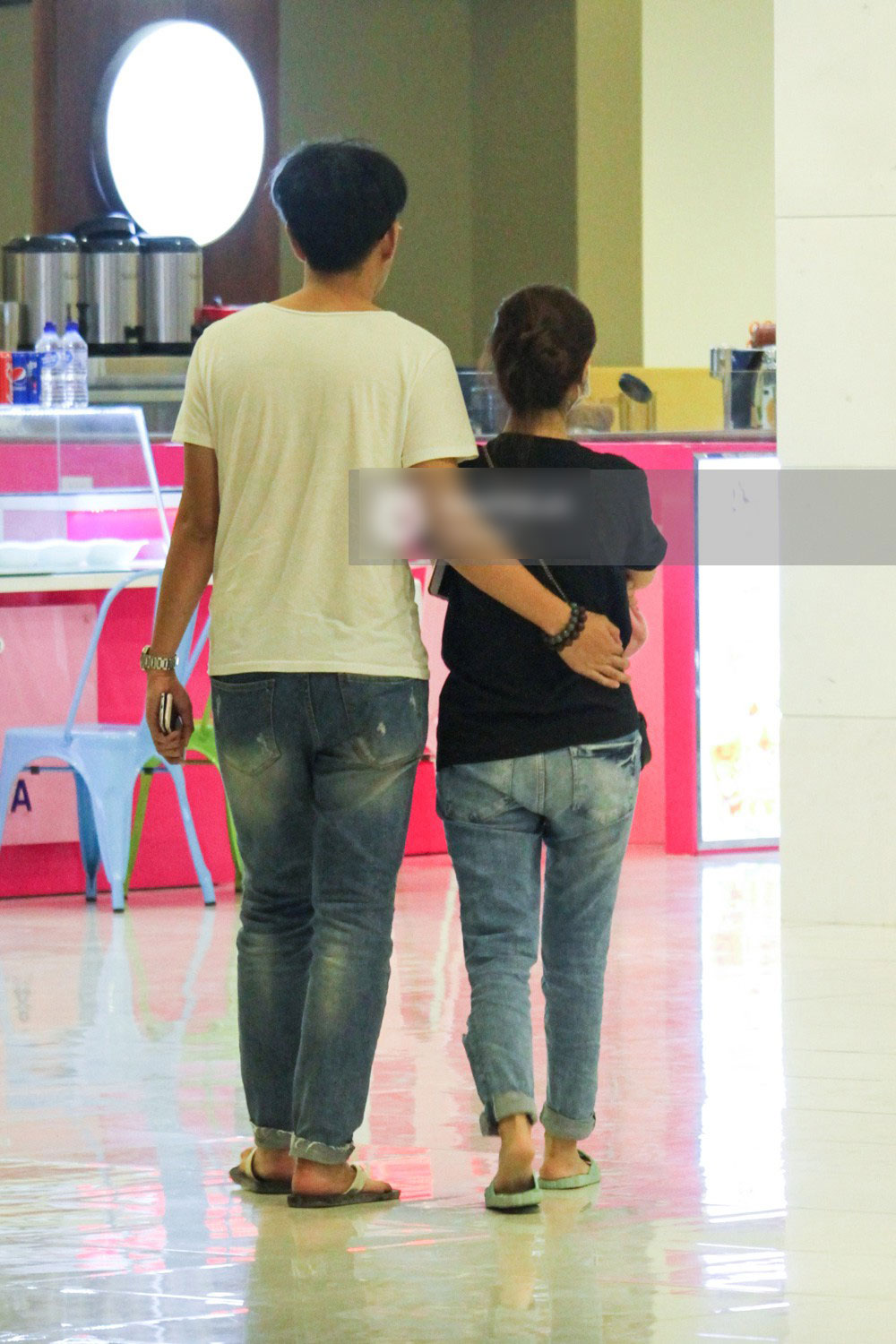 Midu tiếp tục bị bắt gặp thân thiết với bạn thân của Phan Thành trên phố