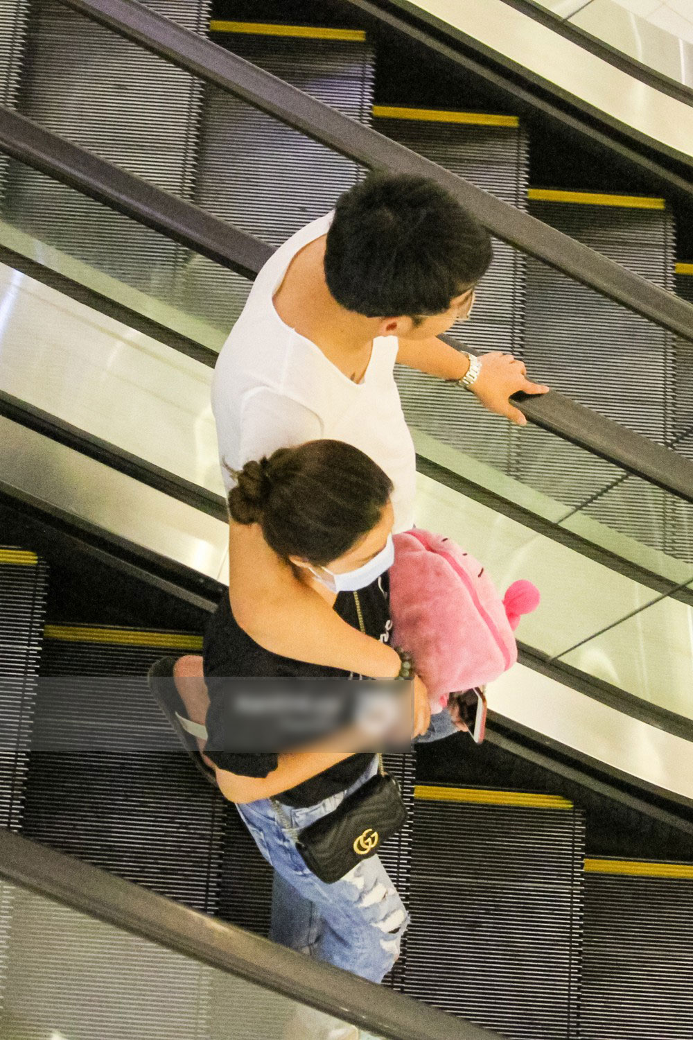 Midu tiếp tục bị bắt gặp thân thiết với bạn thân của Phan Thành trên phố