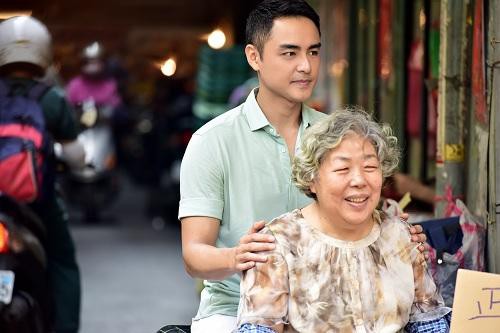 Hoàng tử ếch Minh Đạo: Tuổi thơ nhọc nhằn, chỉ an tâm khi tài khoản có tiền và hình ảnh cầm ô che mưa cho mẹ già bán khoai ở chợ Hoàng tử ếch Minh Đạo: Tuổi thơ nhọc nhằn, chỉ an tâm khi tài khoản có tiền và hình ảnh cầm ô che mưa cho mẹ già bán khoai ở chợ