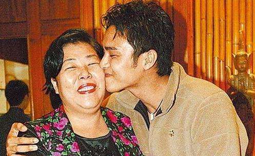 Hoàng tử ếch Minh Đạo: Tuổi thơ nhọc nhằn, chỉ an tâm khi tài khoản có tiền và hình ảnh cầm ô che mưa cho mẹ già bán khoai ở chợ