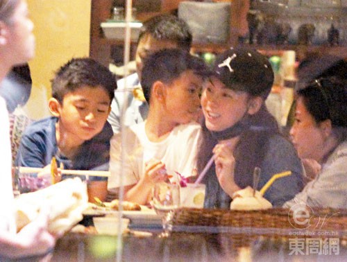 Trương Bá Chi vui vẻ cùng hai con trai đi ăn tối sau tin đồn có bạn trai mới Trương Bá Chi vui vẻ cùng hai con trai đi ăn tối sau tin đồn có bạn trai mới