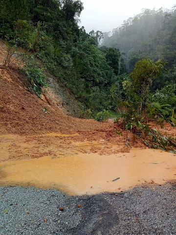 Sau bão số 12, các tuyến đường từ Kon Tum xuống đồng bằng đều bị ách tắc