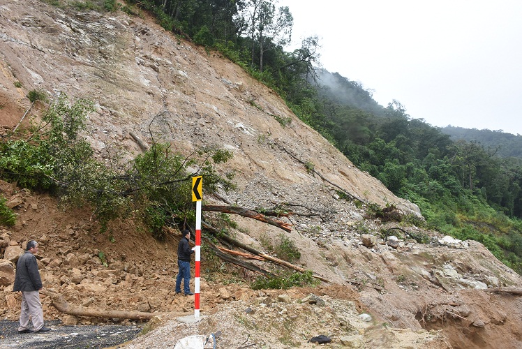 Sau bão số 12, các tuyến đường từ Kon Tum xuống đồng bằng đều bị ách tắc