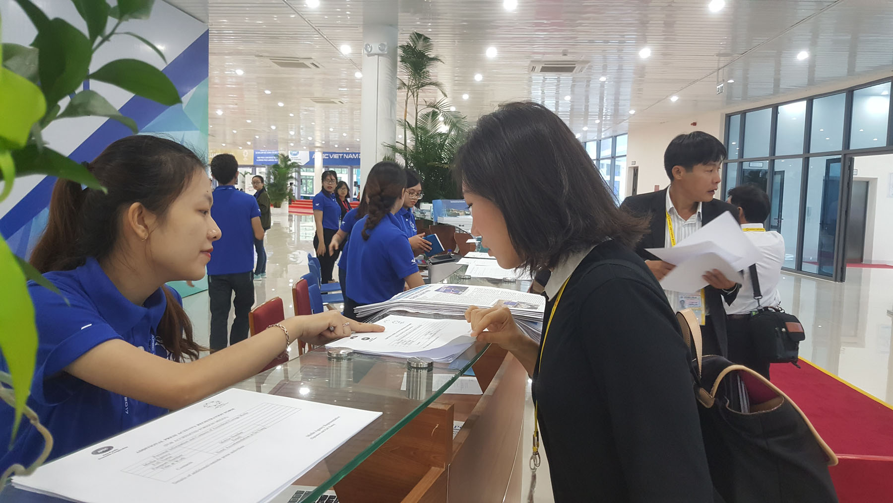 Rộn ràng ngày đầu tác nghiệp ở Trung tâm báo chí APEC 2017