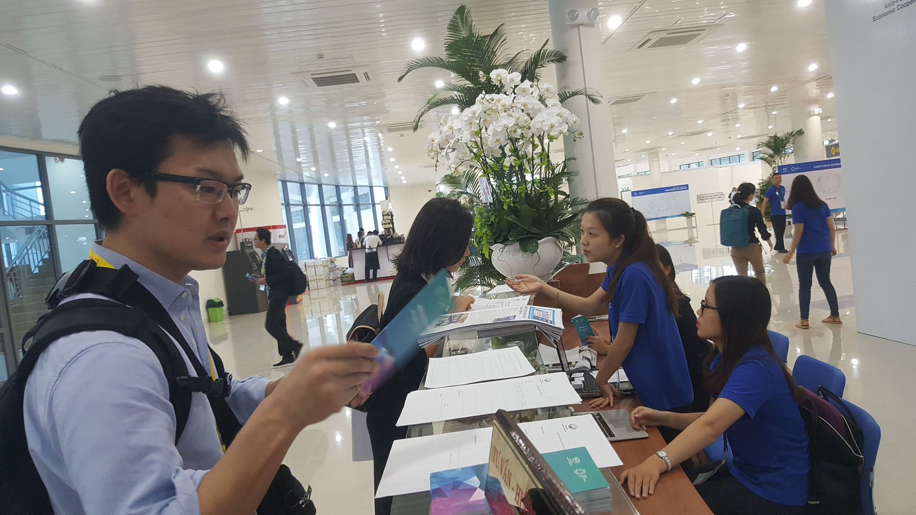 Rộn ràng ngày đầu tác nghiệp ở Trung tâm báo chí APEC 2017