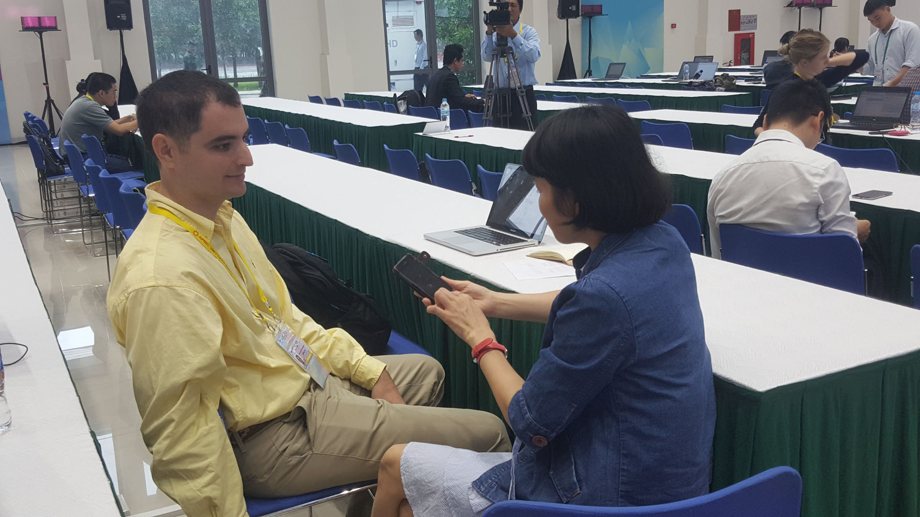 Rộn ràng ngày đầu tác nghiệp ở Trung tâm báo chí APEC 2017