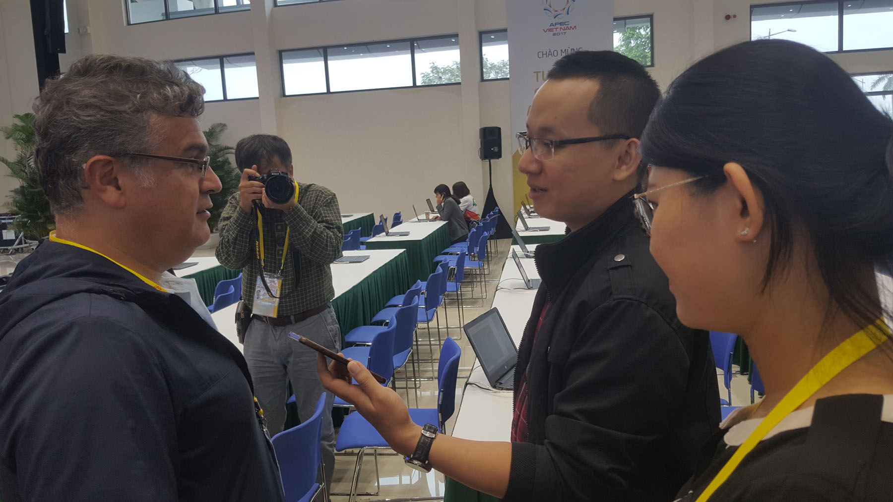Rộn ràng ngày đầu tác nghiệp ở Trung tâm báo chí APEC 2017