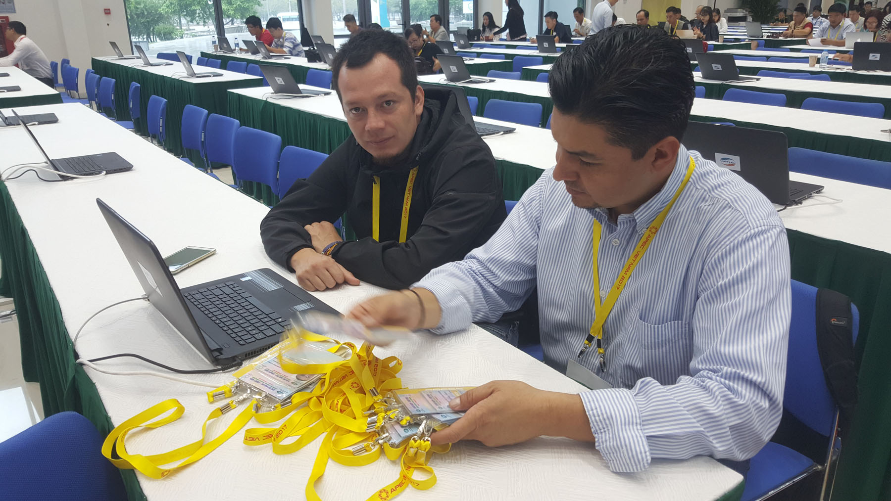 Rộn ràng ngày đầu tác nghiệp ở Trung tâm báo chí APEC 2017