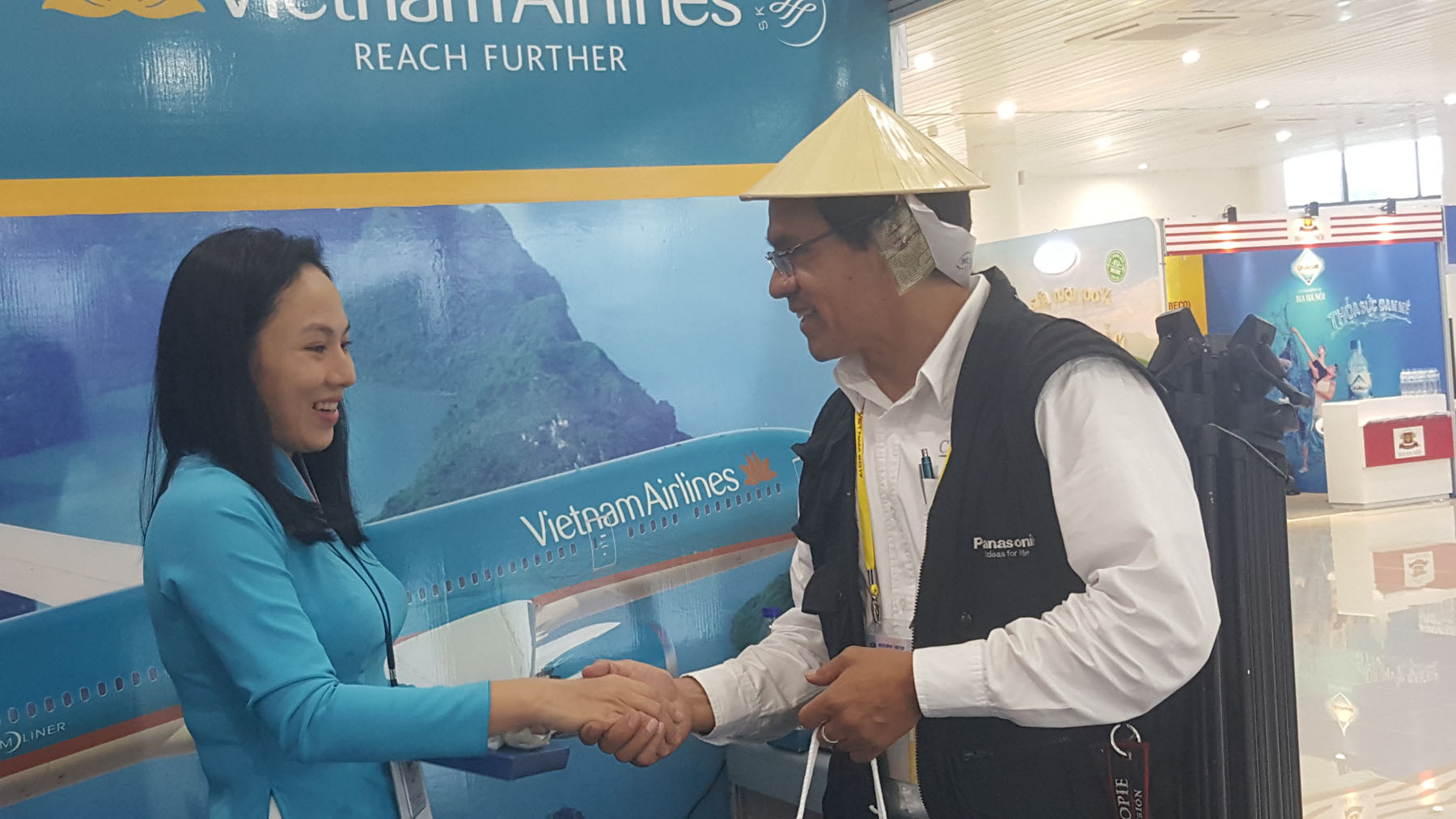 Rộn ràng ngày đầu tác nghiệp ở Trung tâm báo chí APEC 2017