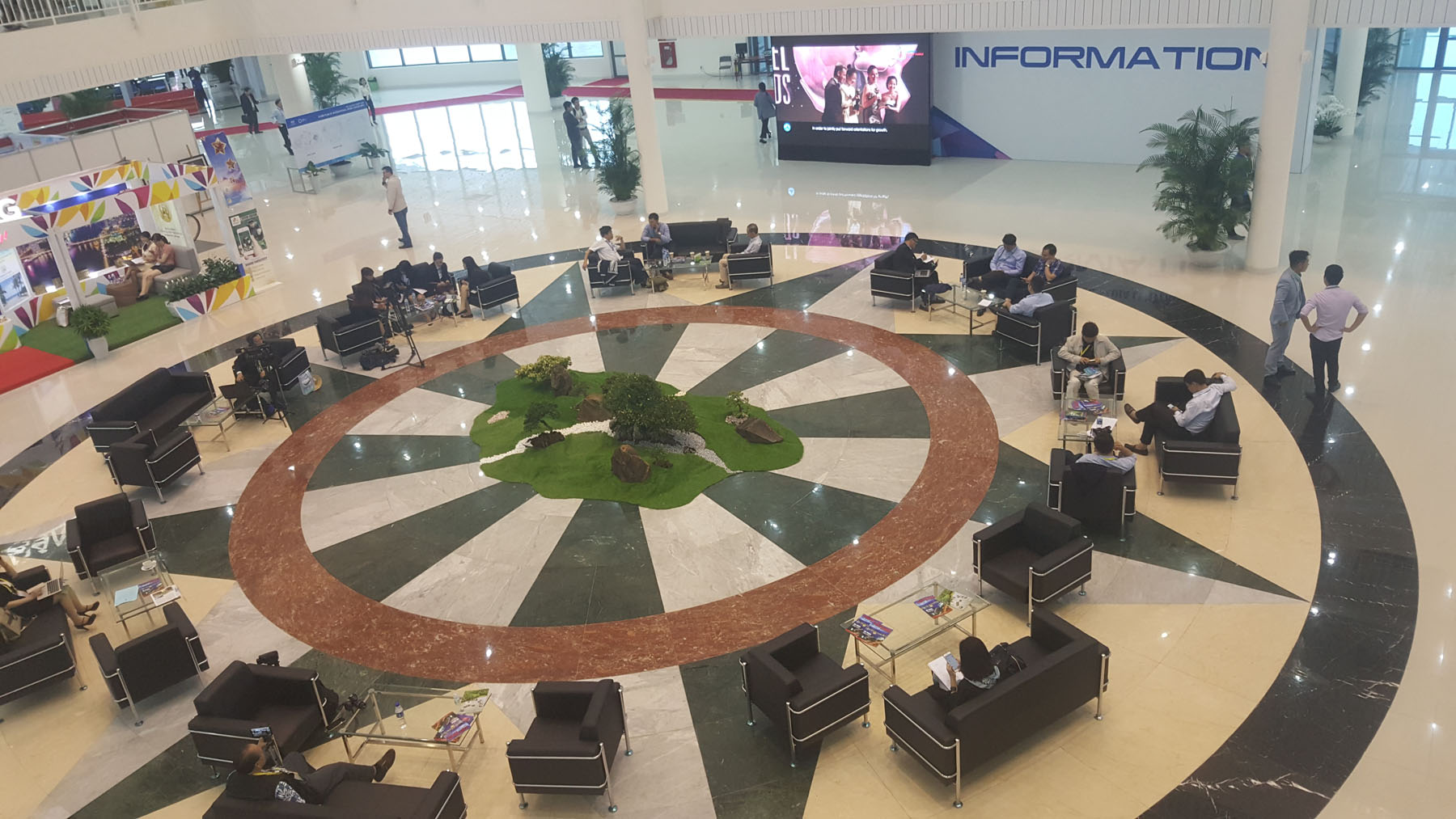 Rộn ràng ngày đầu tác nghiệp ở Trung tâm báo chí APEC 2017