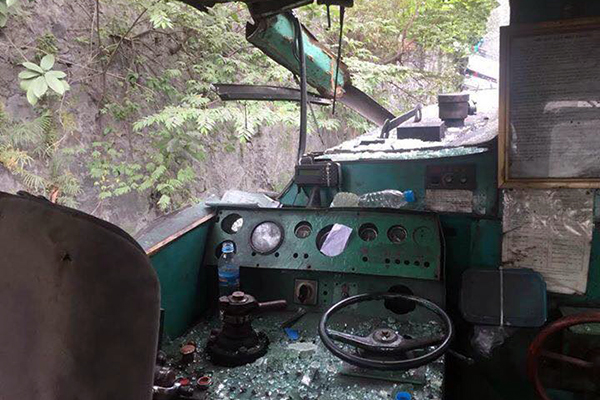 Tàu hỏa chèn xe khác chở công nhân lơ lửng trên sườn đồi