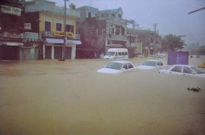 Nhìn lại cơn lũ lịch sử ở Huế năm 1999 và nguy cơ thiên tai lập lại chỉ còn cách một gang tay Nhìn lại cơn lũ lịch sử ở Huế năm 1999 và nguy cơ thiên tai lập lại chỉ còn cách một gang tay