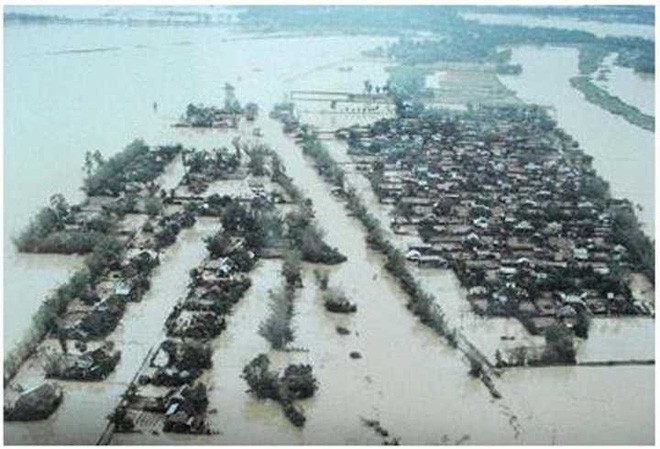 Nhìn lại cơn lũ lịch sử ở Huế năm 1999 và nguy cơ thiên tai lập lại chỉ còn cách một gang tay Nhìn lại cơn lũ lịch sử ở Huế năm 1999 và nguy cơ thiên tai lập lại chỉ còn cách một gang tay