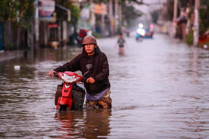 Người Sài Gòn kẹt giữa dòng nước khi triều cường đạt đỉnh