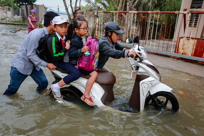 Người Sài Gòn kẹt giữa dòng nước khi triều cường đạt đỉnh