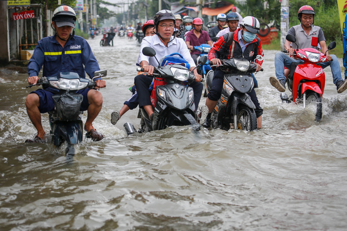 Người Sài Gòn kẹt giữa dòng nước khi triều cường đạt đỉnh