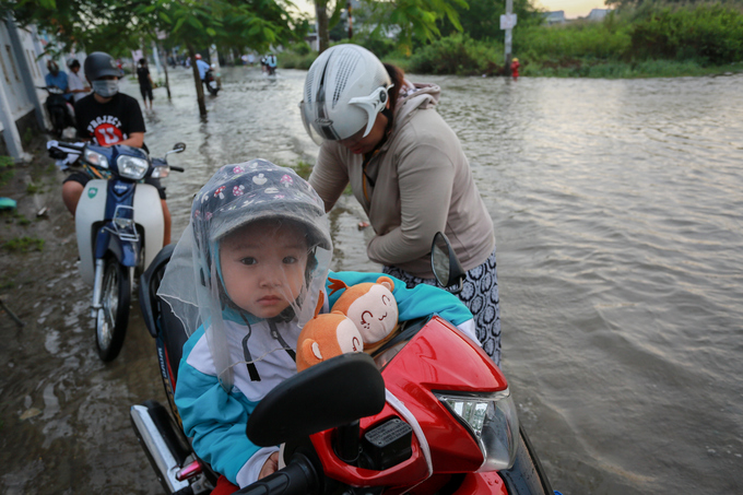Người Sài Gòn kẹt giữa dòng nước khi triều cường đạt đỉnh