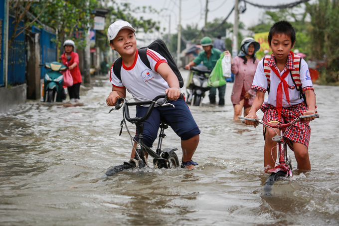 Người Sài Gòn kẹt giữa dòng nước khi triều cường đạt đỉnh