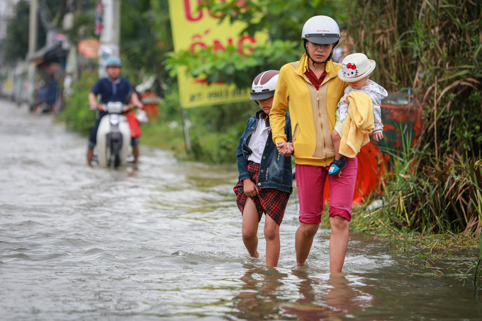 Người Sài Gòn kẹt giữa dòng nước khi triều cường đạt đỉnh