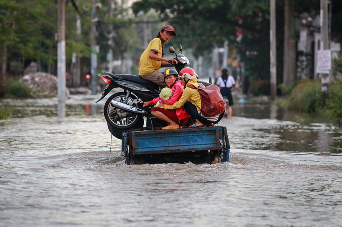 Người Sài Gòn kẹt giữa dòng nước khi triều cường đạt đỉnh