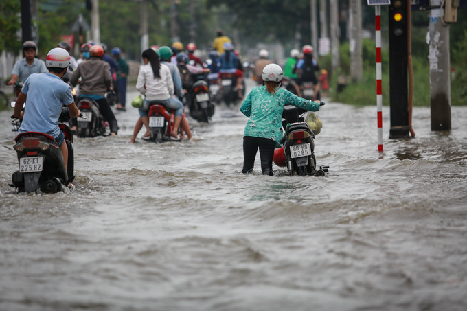 Người Sài Gòn kẹt giữa dòng nước khi triều cường đạt đỉnh
