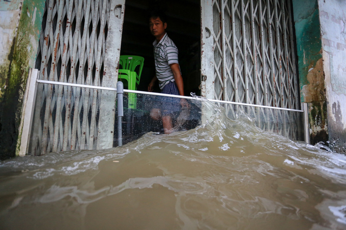 Người Sài Gòn kẹt giữa dòng nước khi triều cường đạt đỉnh
