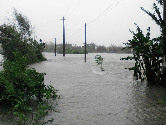 Kinh hoàng với clip người đàn ông ôm chặt bè cá trôi giữa lũ