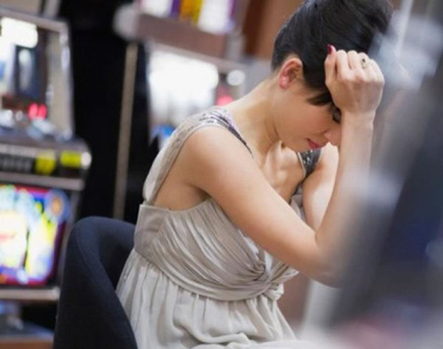 Chết đứng khi chứng kiến vợ vào khách sạn với anh rể