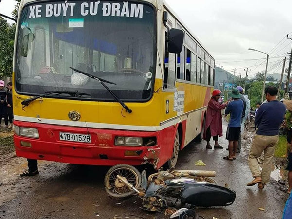 Đắk Lắk: Va chạm với xe bus, bố tử vong tại chỗ, con bị thương